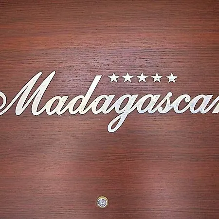 מלון דירות Madagascar Boutik Cytadell אפורי נורד